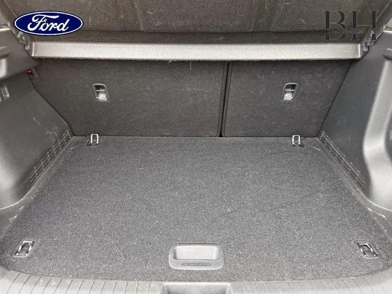 Coffre vide vu de face avec revêtement noir, sans objet ni détail spécifique apparent.