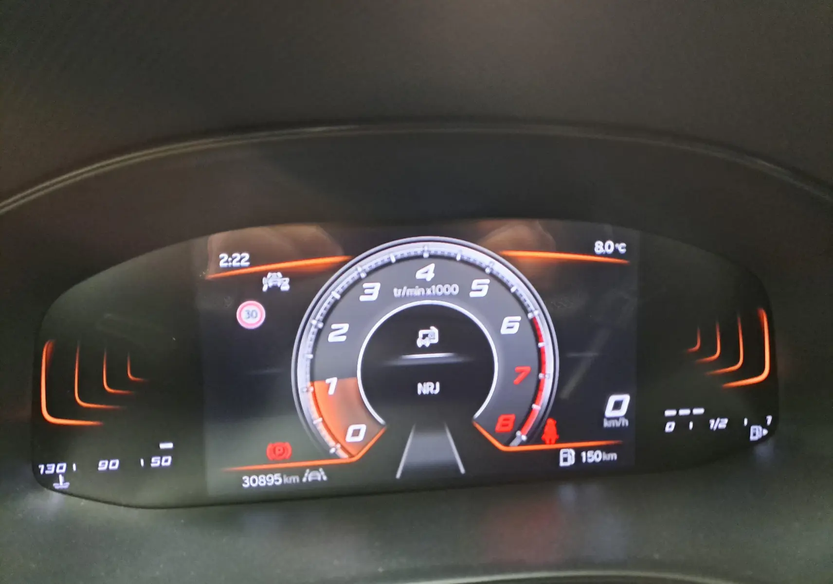 Vue rapprochée du tableau de bord numérique de la SEAT Ibiza noir minuit, affichant le compte-tours et la vitesse à 0 km/h.