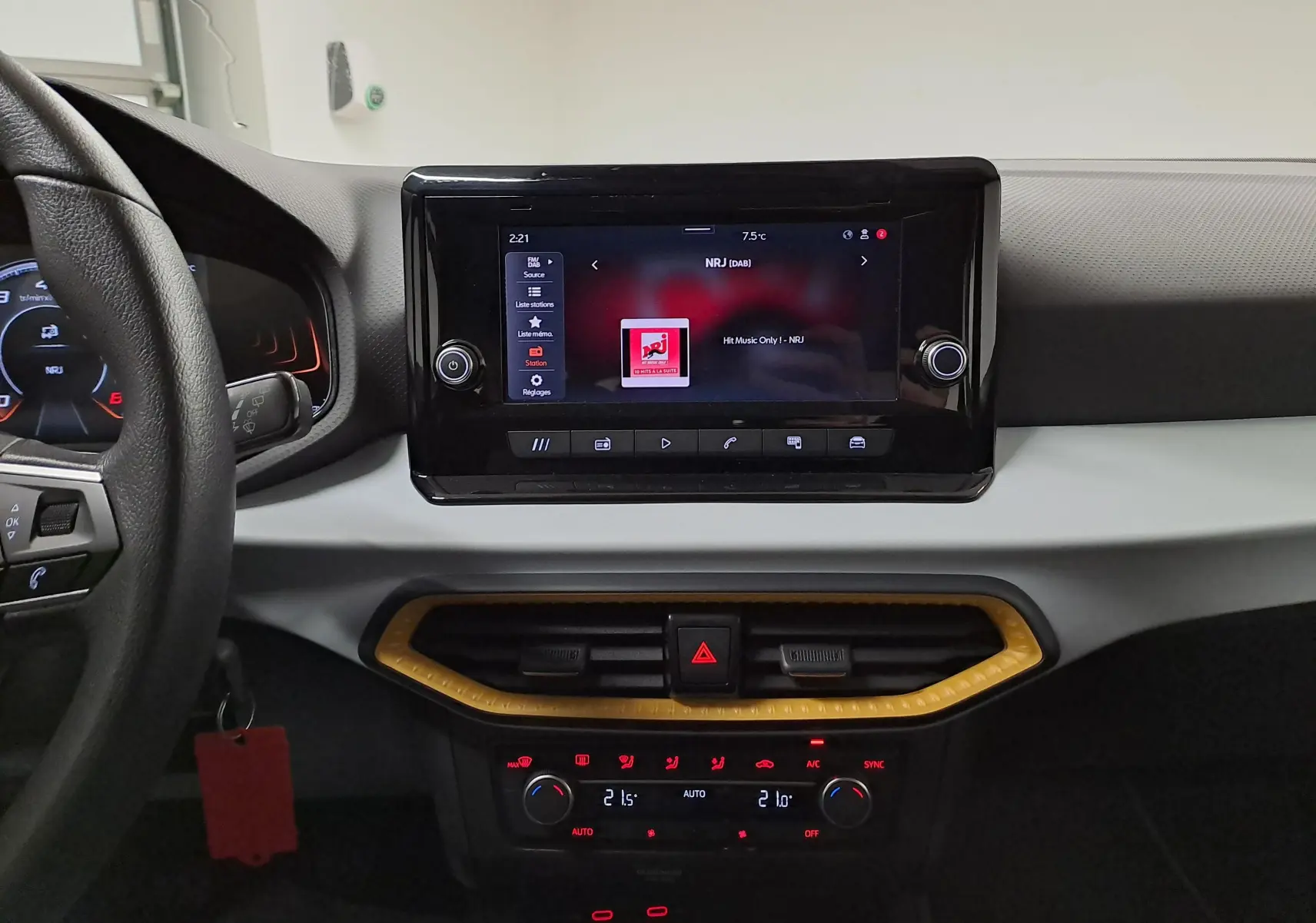 Vue intérieure centrée sur la console centrale de la SEAT Ibiza 2024, écran tactile et commandes climatisation visibles.