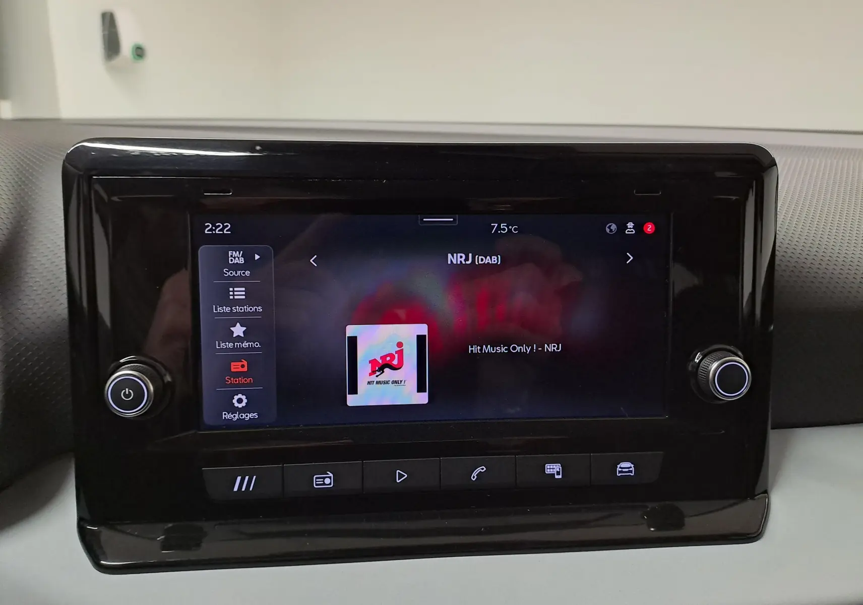 Écran tactile central de la SEAT IBIZA 2024 noir minuit affichant la radio NRJ en mode DAB.