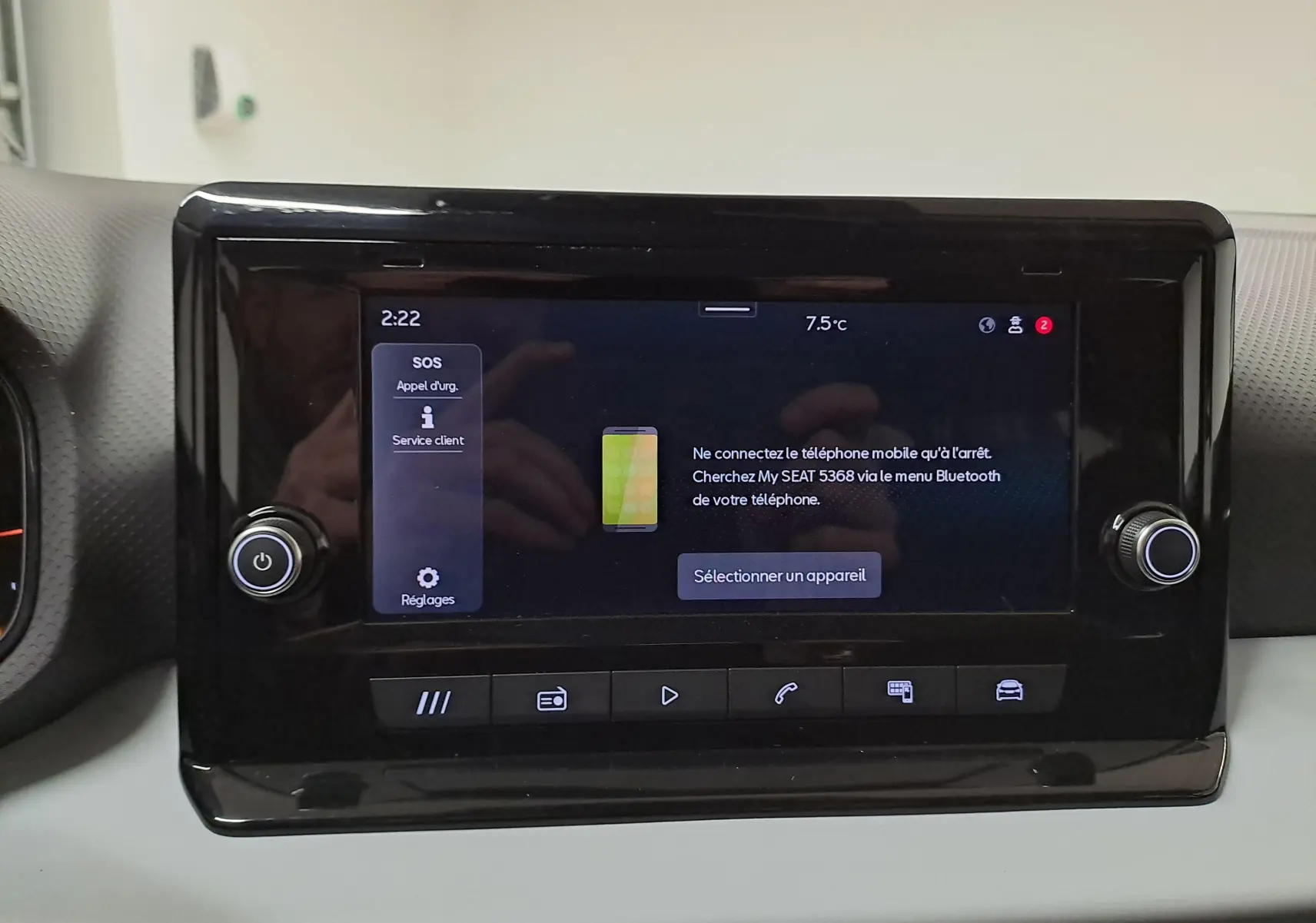 Écran tactile central de la SEAT Ibiza 2024 noir minuit, affichant le menu Bluetooth avec commandes autour.