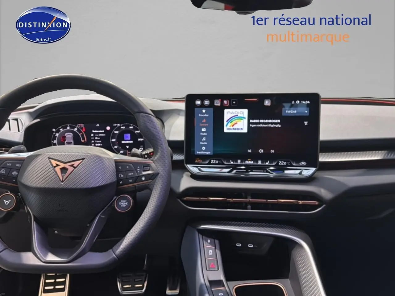 Vue intérieure frontale du tableau de bord noir de la CUPRA TERRAMAR avec volant sport et écran tactile central.