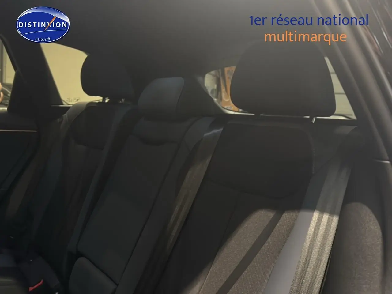 Vue intérieure sur la banquette arrière noire du CUPRA TERRAMAR 2025, avec ceintures de sécurité visibles.