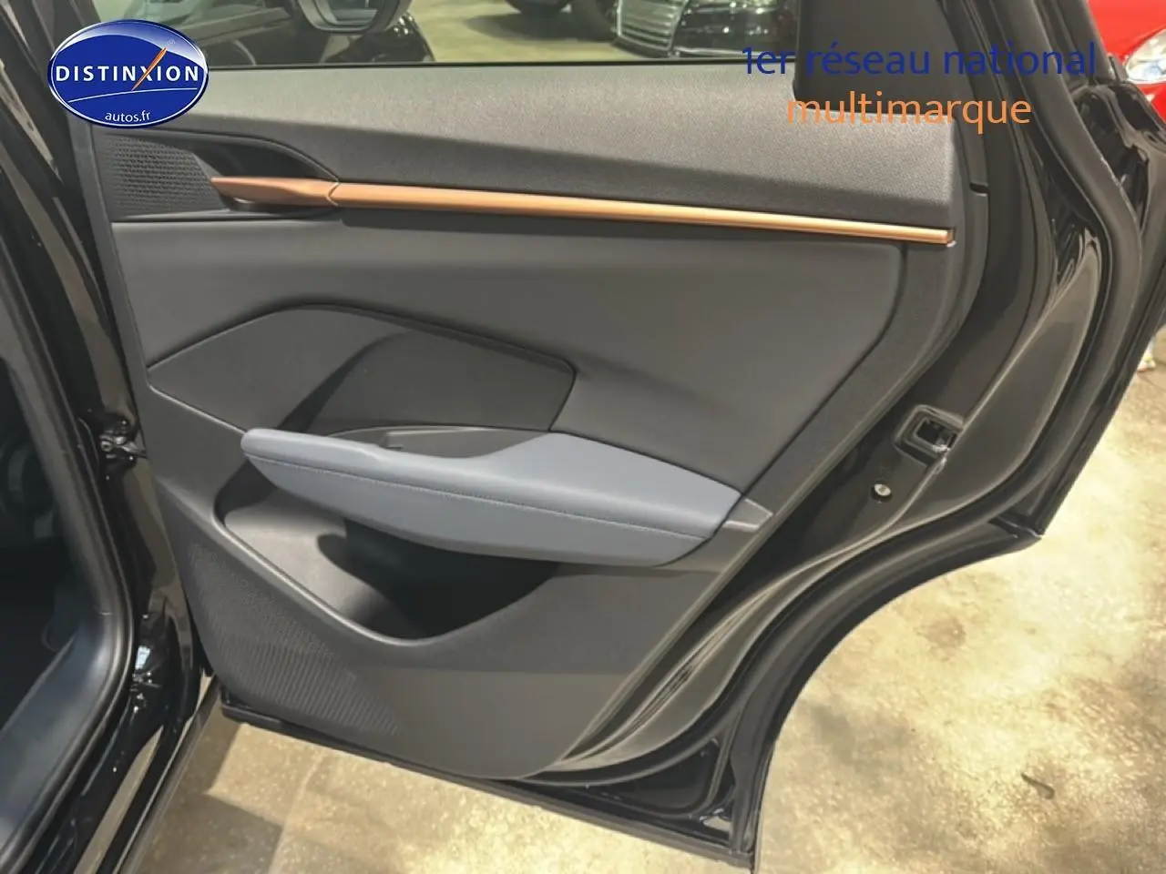 Vue intérieure de la porte arrière droite noire du CUPRA TERRAMAR 2025 avec garniture grise et bande décorative cuivre.