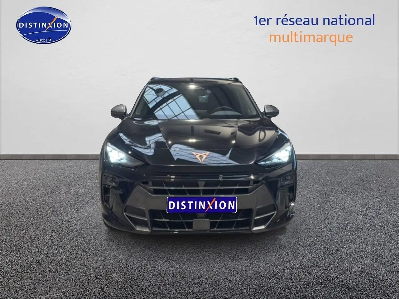 Vue avant d'un SUV CUPRA Terramar noir avec phares allumés et calandre marquée, sur fond neutre intérieur.