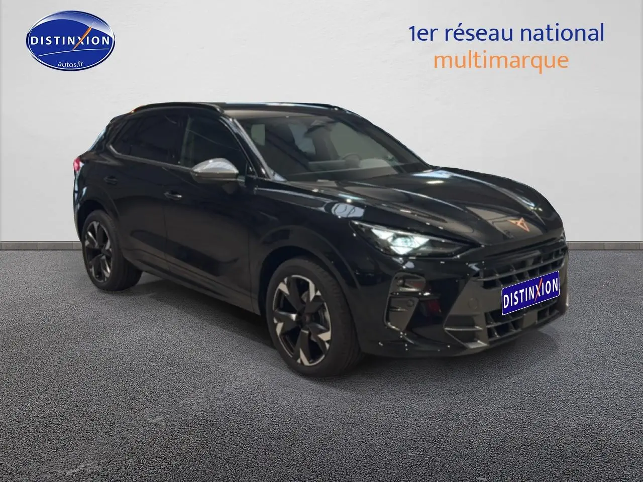 Vue 3/4 avant d'un CUPRA Terramar noir avec jantes alu noires et calandre distinctive, stationné en intérieur.