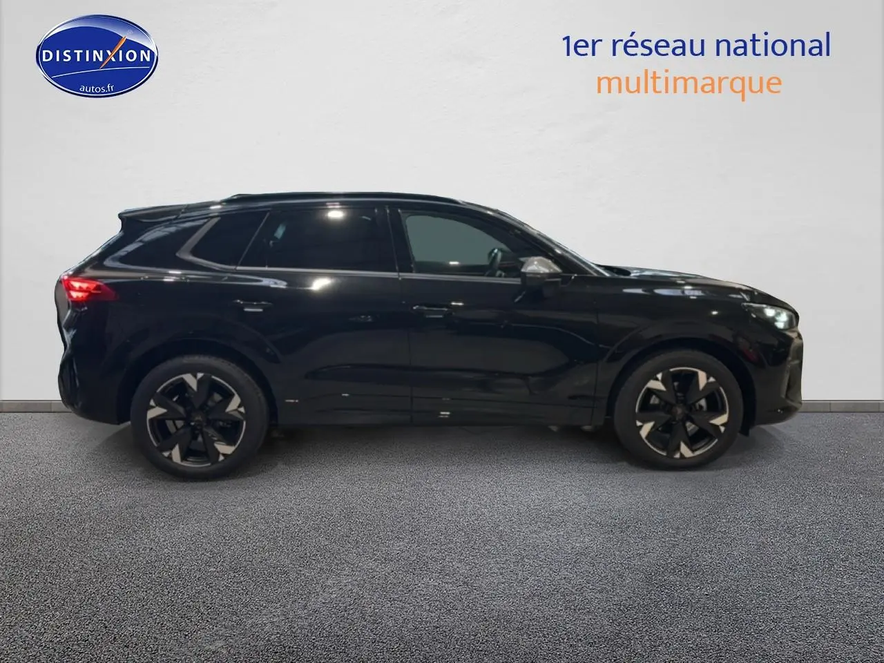 Vue latérale droite d'un SUV CUPRA TERRAMAR noir avec jantes 19 pouces et vitres surteintées.