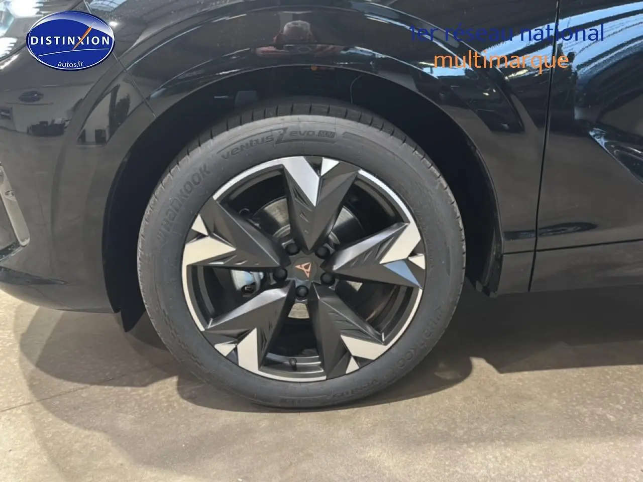 Gros plan sur la jante alu 19 pouces noire et argentée du côté avant droit d'une CUPRA TERRAMAR noire.