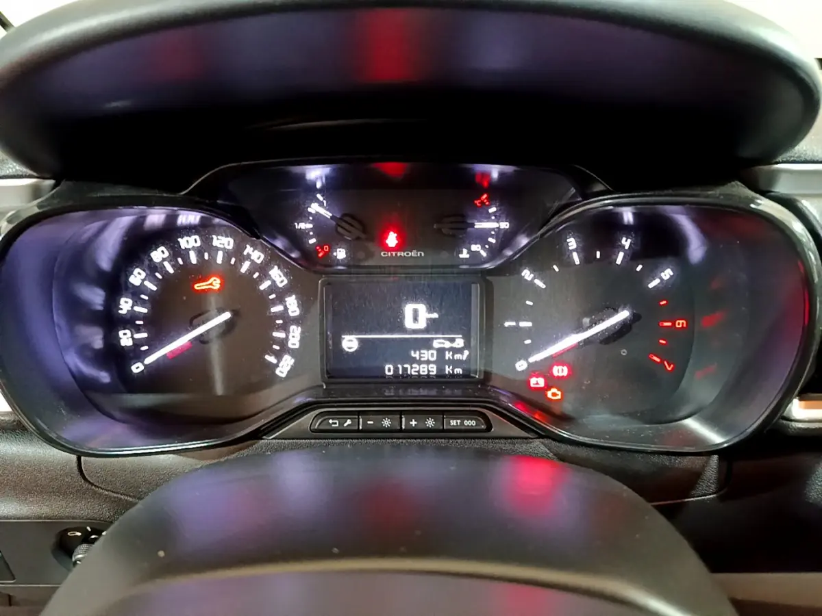 Tableau de bord de Citroën C3 PureTech 83 beige, affichage numérique central et compteurs analogiques éclairés.