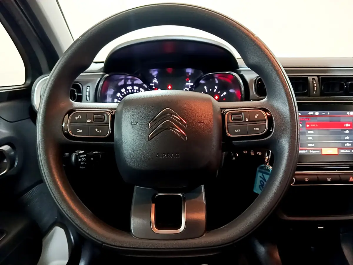 Vue centrée sur le volant multifonctions noir de la Citroën C3 2022, avec tableau de bord et écran tactile visible à droite.