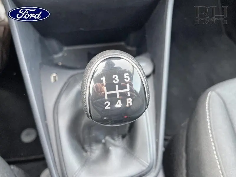 Gros plan sur le levier de vitesses manuel noir de la Ford Fiesta 2020, intérieur avec sellerie tissu noir.