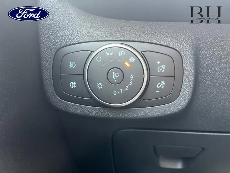 Gros plan sur le panneau de commande des phares d'une Ford Fiesta 2020, avec réglage d'intensité lumineux activé.