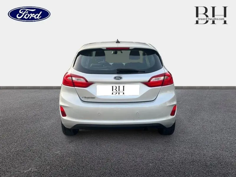 Vue arrière d'une Ford Fiesta gris lunaire 2020 avec feux arrière rouges et becquet intégré.