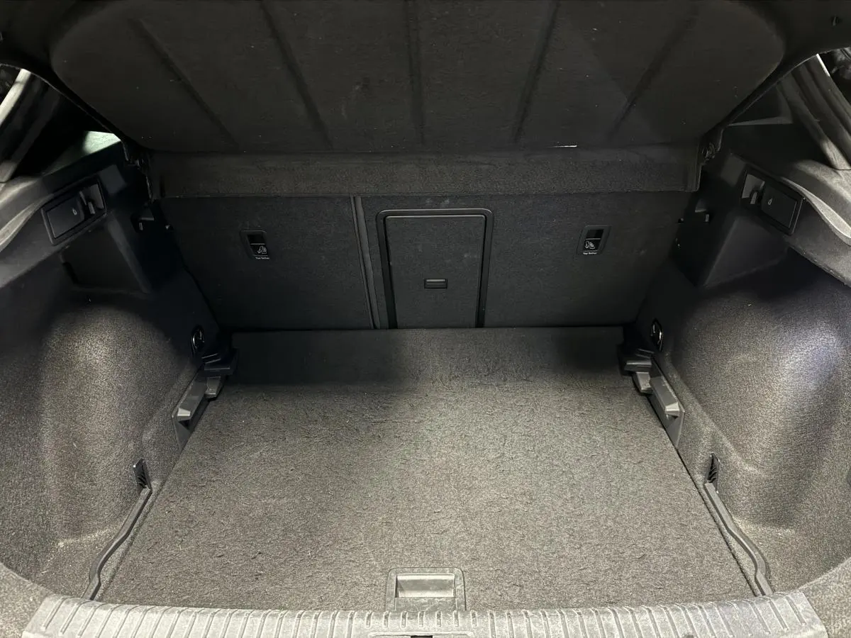 Coffre ouvert vu de face d’un CUPRA Formentor gris, montrant un espace de chargement propre et bien agencé.