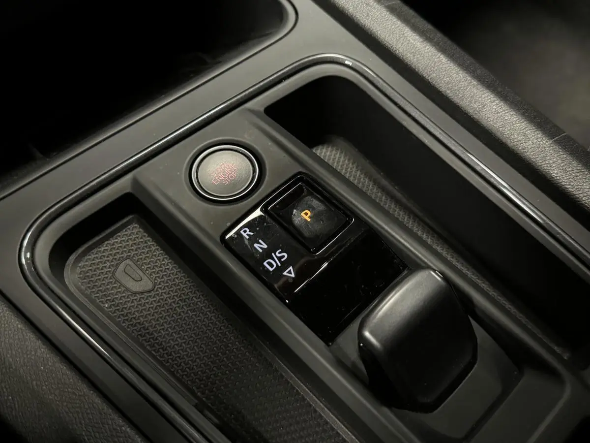 Gros plan sur la console centrale noire du CUPRA Formentor 2023 avec sélecteur de boîte automatique et bouton start/stop.
