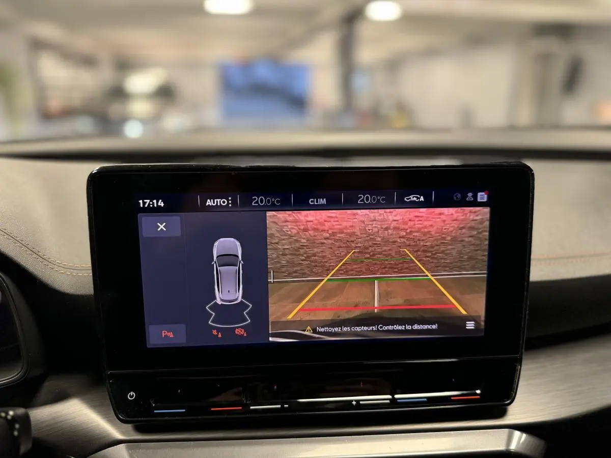 Écran tactile intérieur du CUPRA Formentor 2023 montrant la caméra de recul et l’aide au stationnement.