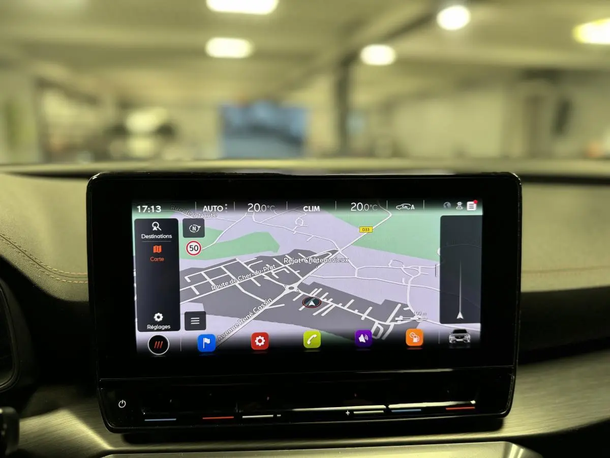 Écran tactile central du tableau de bord de la CUPRA Formentor 2023 affichant la navigation GPS en intérieur.