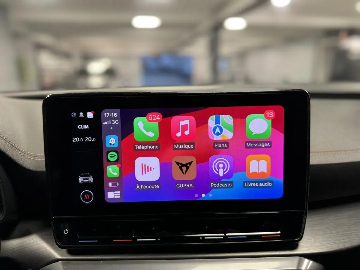 Écran tactile central du tableau de bord de la CUPRA Formentor 2023 affichant Apple CarPlay coloré.