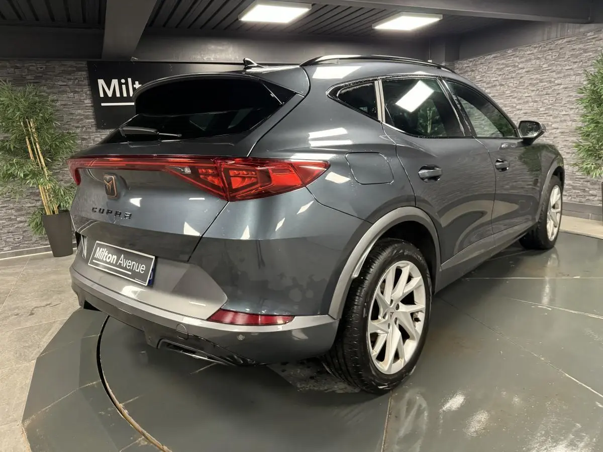 Vue 3/4 arrière droite d'un CUPRA Formentor gris magnétique avec feux arrière LED et jantes alliage 18 pouces.