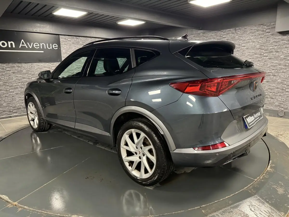 Vue 3/4 arrière droite du CUPRA Formentor gris magnétique 2023 avec jantes alliage 18 pouces et feux arrière LED distinctifs.