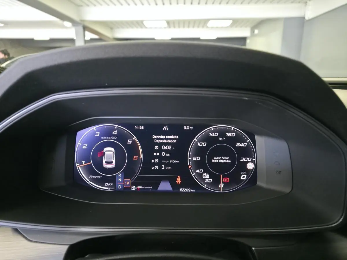 Combiné d'instruments digital de la CUPRA Formentor 2023 affichant compte-tours et vitesse, vue de face intérieure.