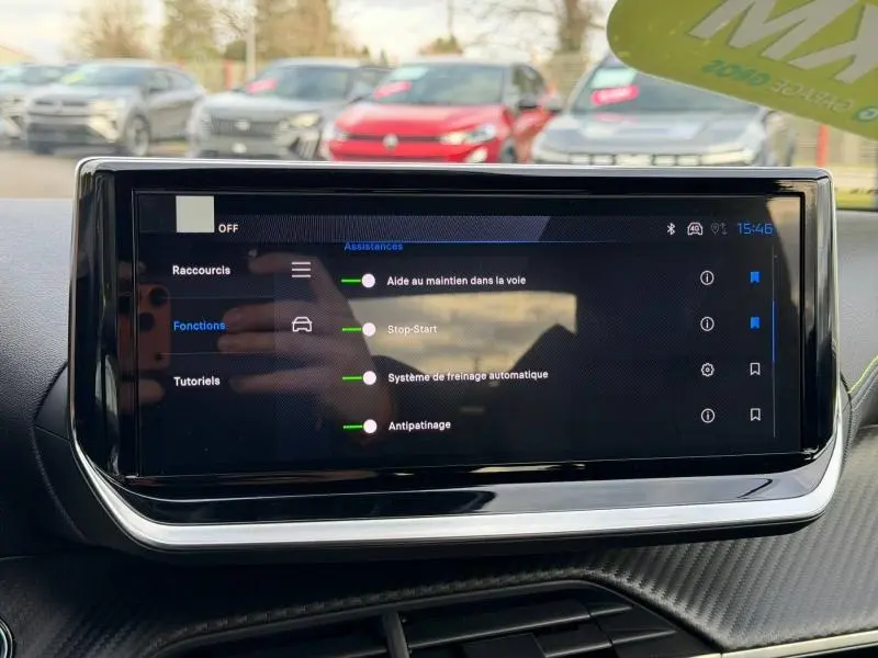Écran tactile central de la Peugeot 2008 Hybrid 145ch GT, vue intérieure frontale avec menu d'assistances activées.