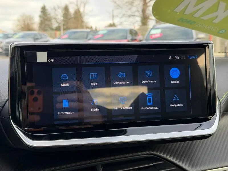 Écran tactile central du tableau de bord du Peugeot 2008 bleu, affichant les menus de navigation et climatisation.