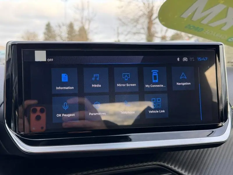 Écran tactile central du tableau de bord du Peugeot 2008 1.2 Hybrid 145ch GT, affichant le menu principal connecté.