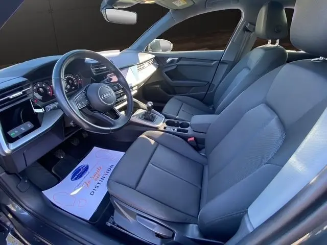 Vue intérieure côté conducteur de l'Audi A3 30 TDI 116 Business Line 2021, sièges gris et tableau de bord moderne.