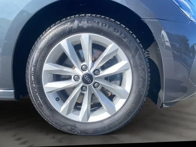 Gros plan sur la roue avant droite gris foncé d’une Audi A3 30 TDI 116 Business Line avec jante alliage à 10 branches.
