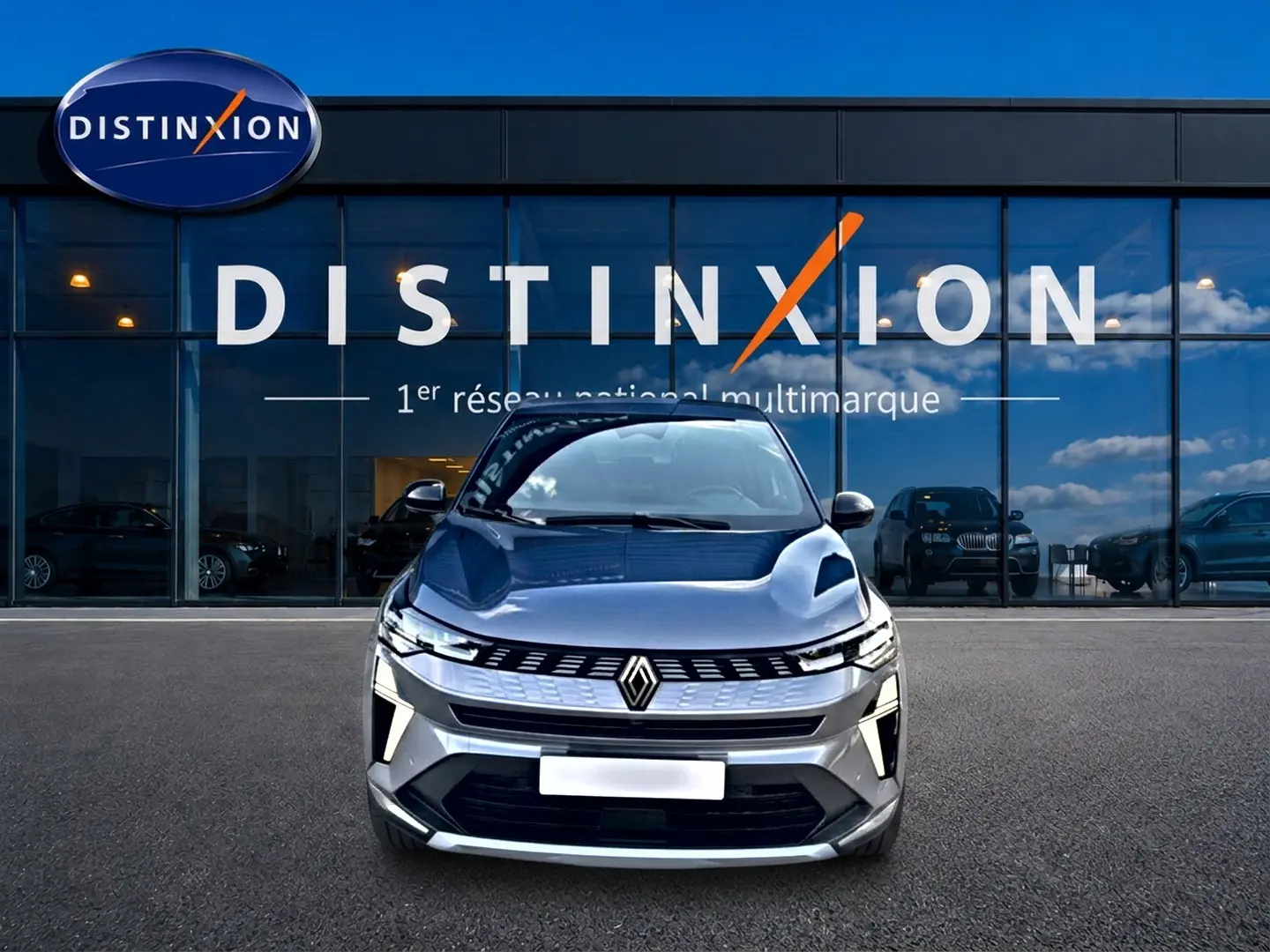 Vue frontale du Renault Symbioz gris cassiopée 2025 avec calandre moderne et phares LED distinctifs.