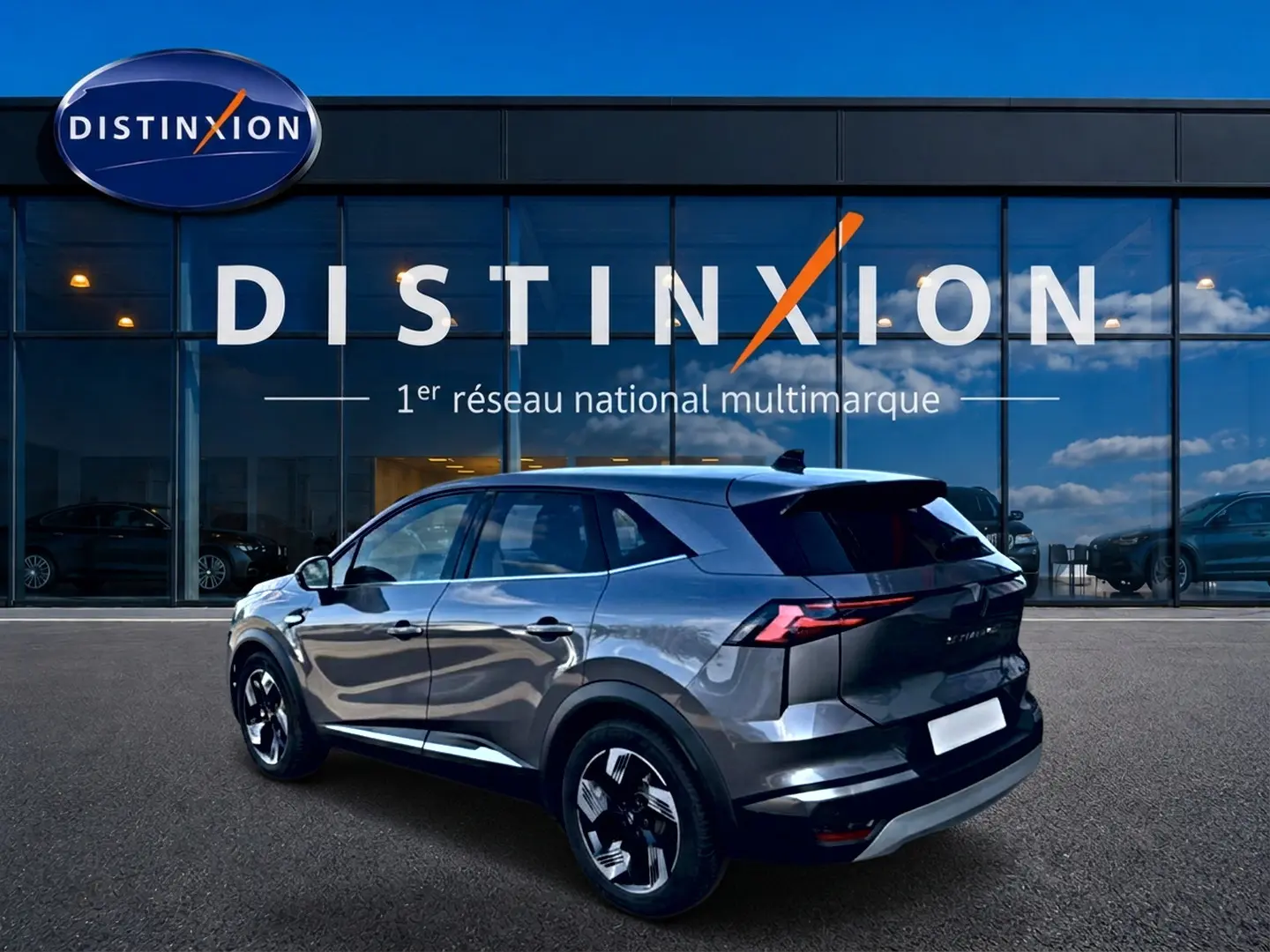 Renault Symbioz gris cassiopée en 3/4 arrière droit, SUV hybride avec feux arrière LED et jantes noires distinctives.