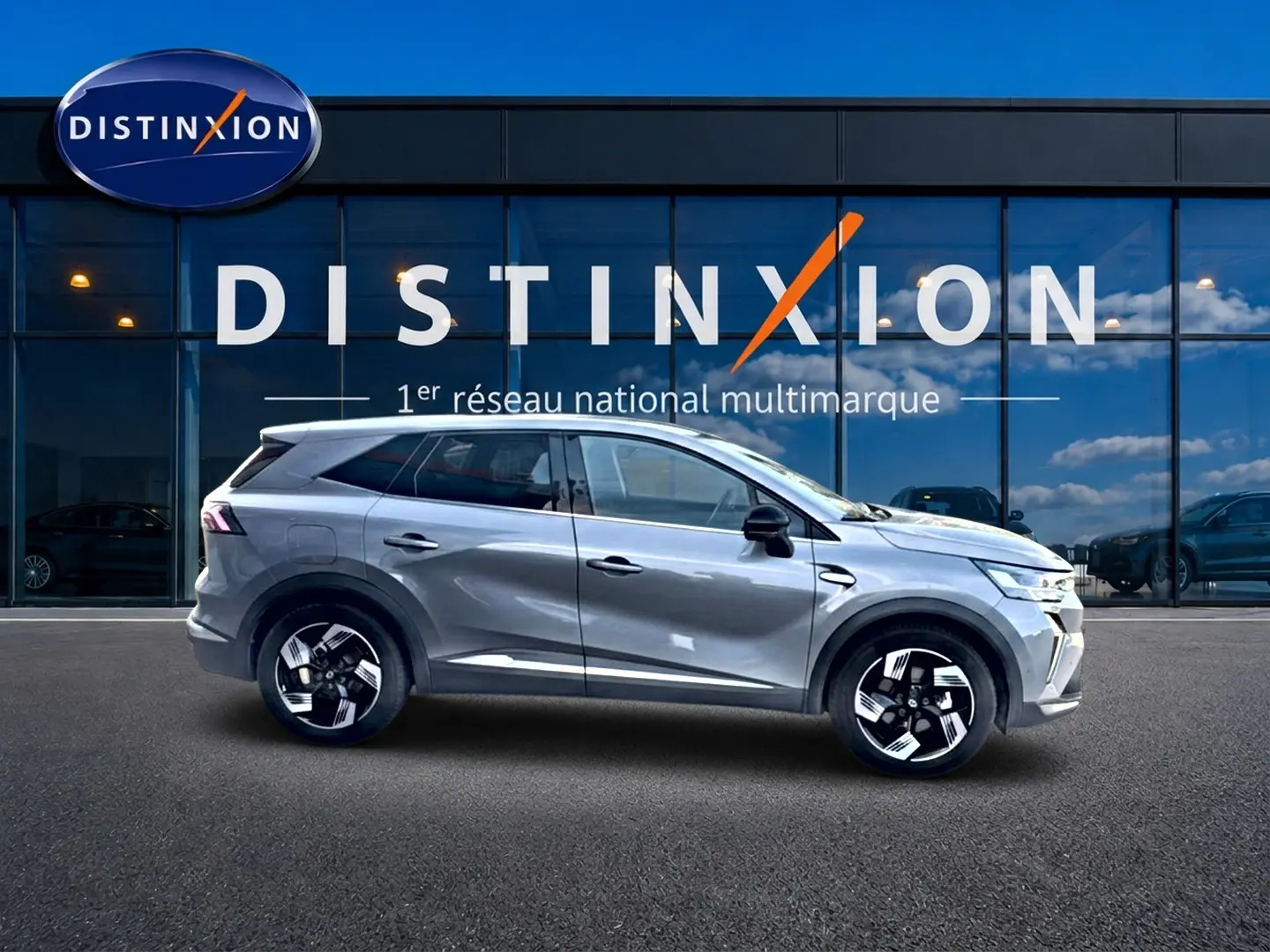 Profil droit du Renault Symbioz gris cassiopée 2025, SUV hybride avec jantes noires et détails modernes.