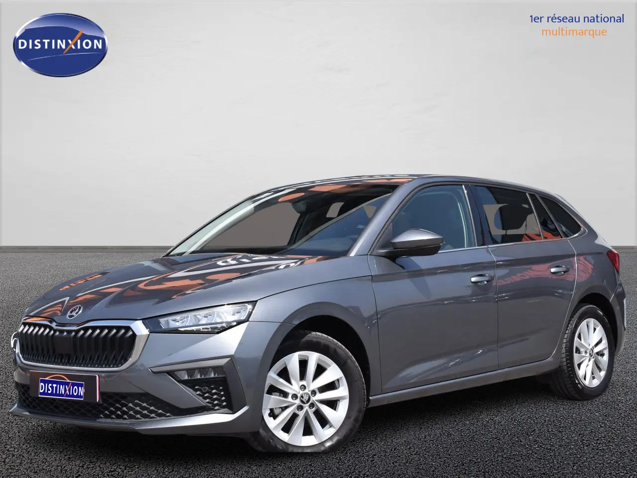 Skoda Scala 2025 gris graphite métallisé vue 3/4 avant droit avec jantes alliage argent et calandre distinctive.