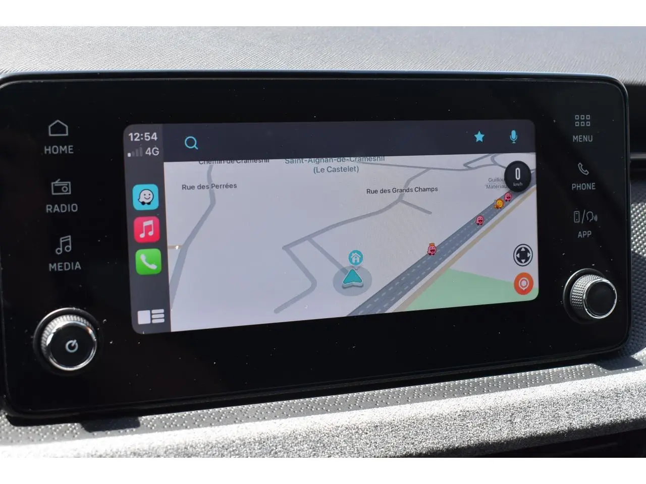 Écran tactile 8,25'' du système d'info-divertissement SKODA SCALA 2025 affichant une carte de navigation.