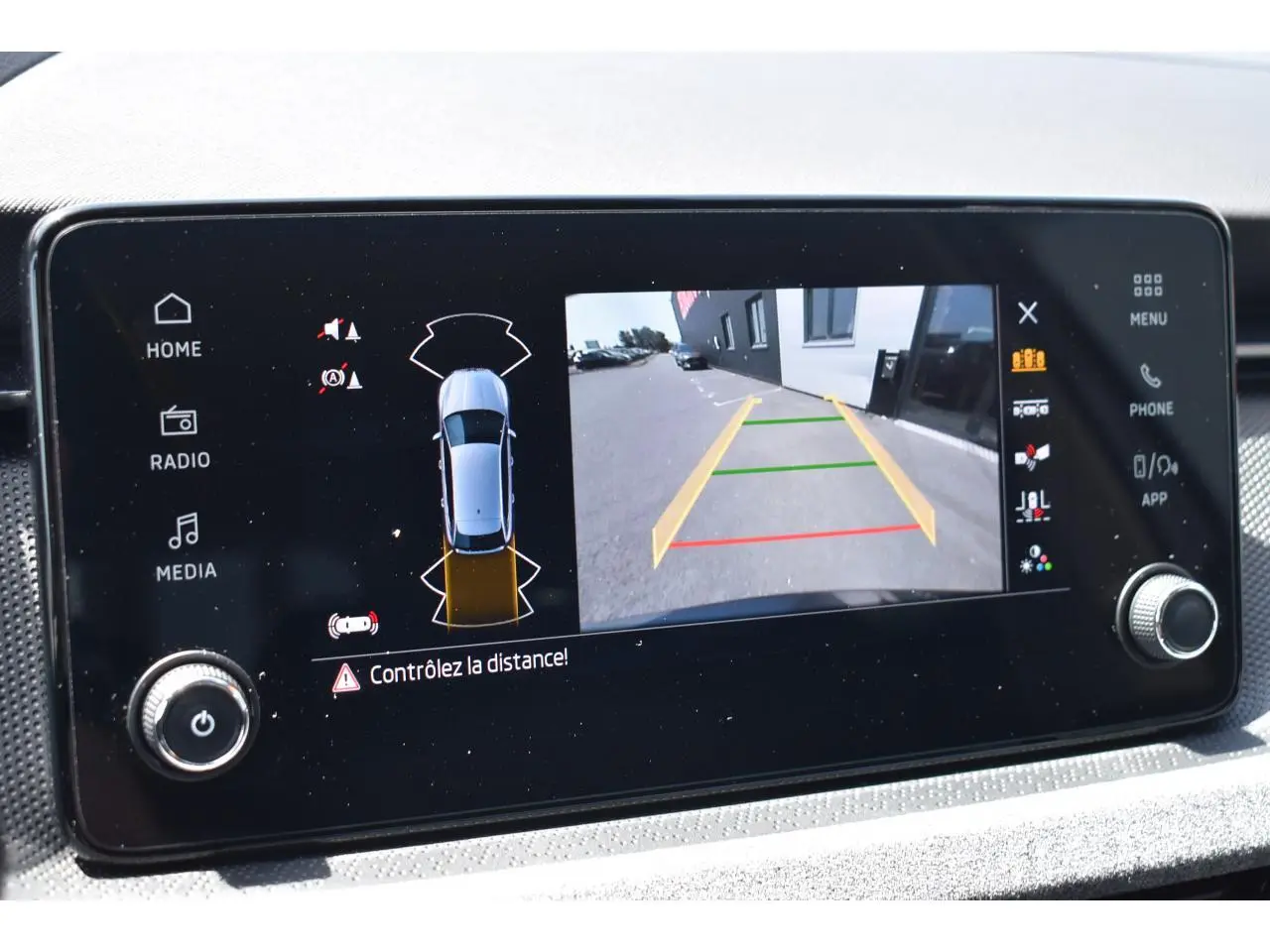 Écran multimédia de la Skoda Scala 2025 montrant la caméra de recul avec guidage de trajectoire.