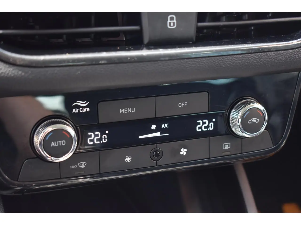 Gros plan sur la commande de climatisation automatique bi-zone du Skoda Scala 2025 en finition graphite gris métallisé.