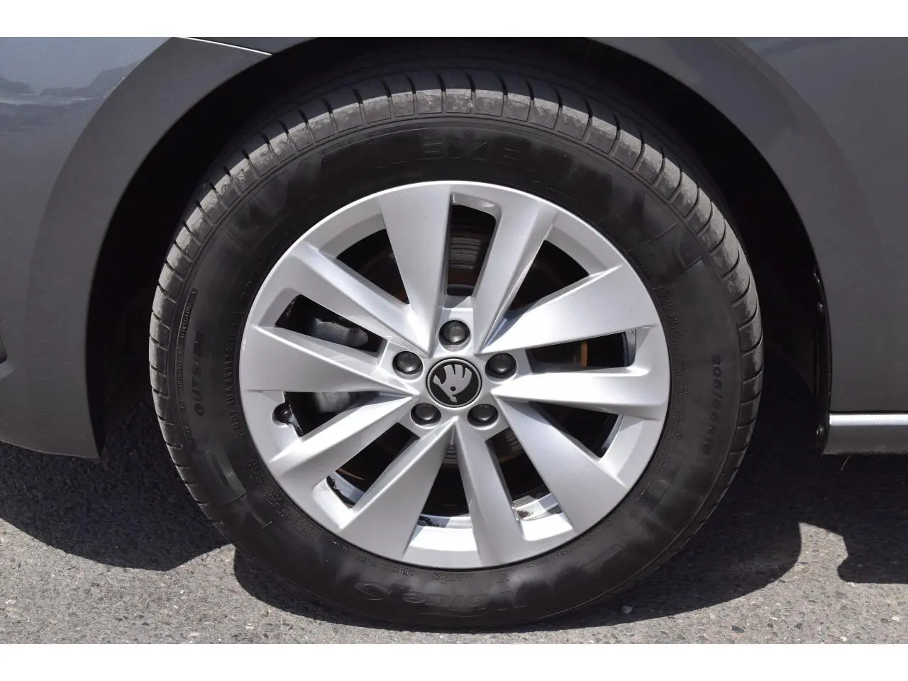 Gros plan sur la jante alliage argent 16 pouces Cortadero Aero d'une Skoda Scala Graphite Grey Metallic.