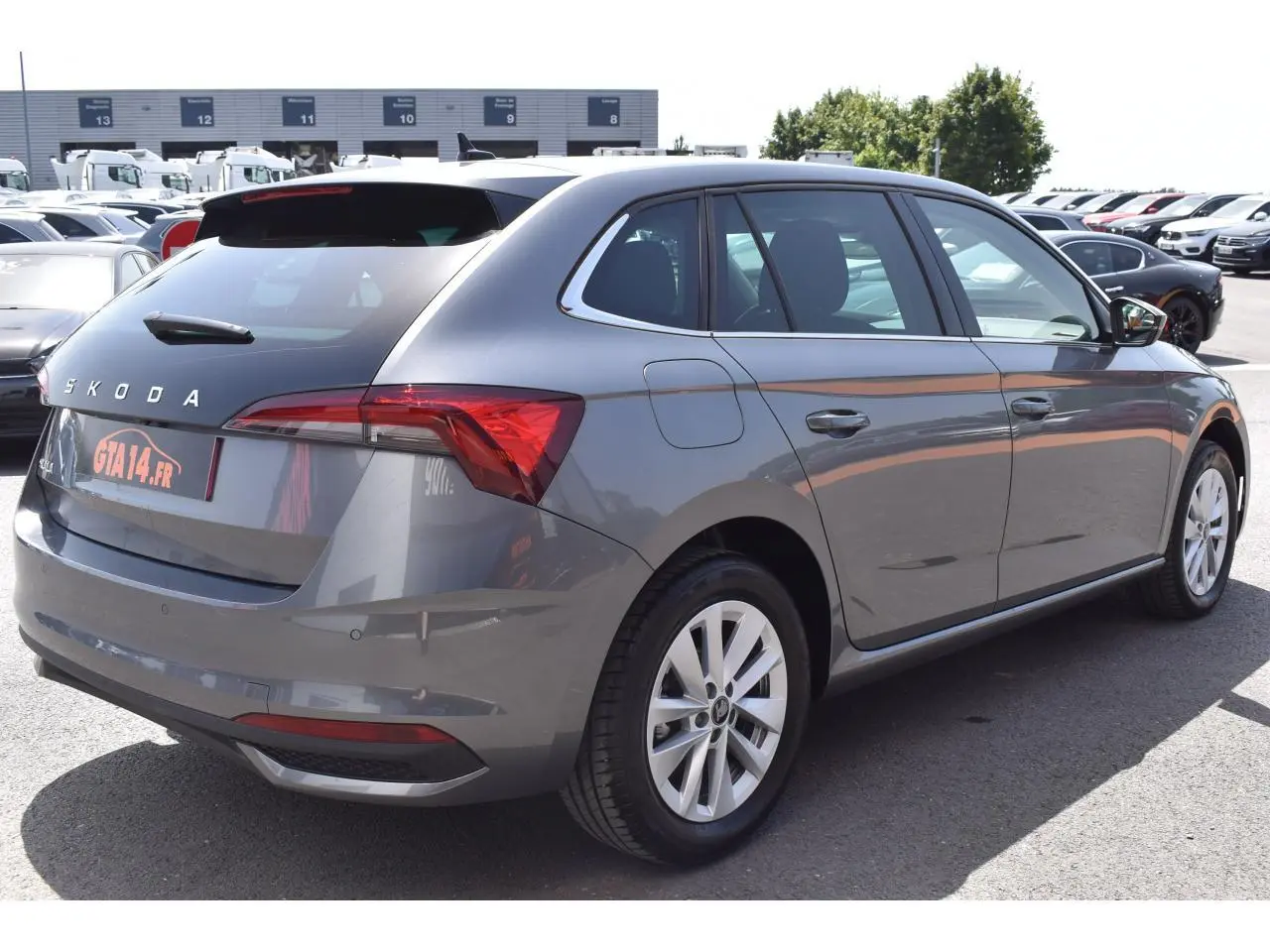 Vue 3/4 arrière droite d'une Skoda Scala 2025 gris graphite métallisé avec jantes alliage 16 pouces Cortadero Aero.