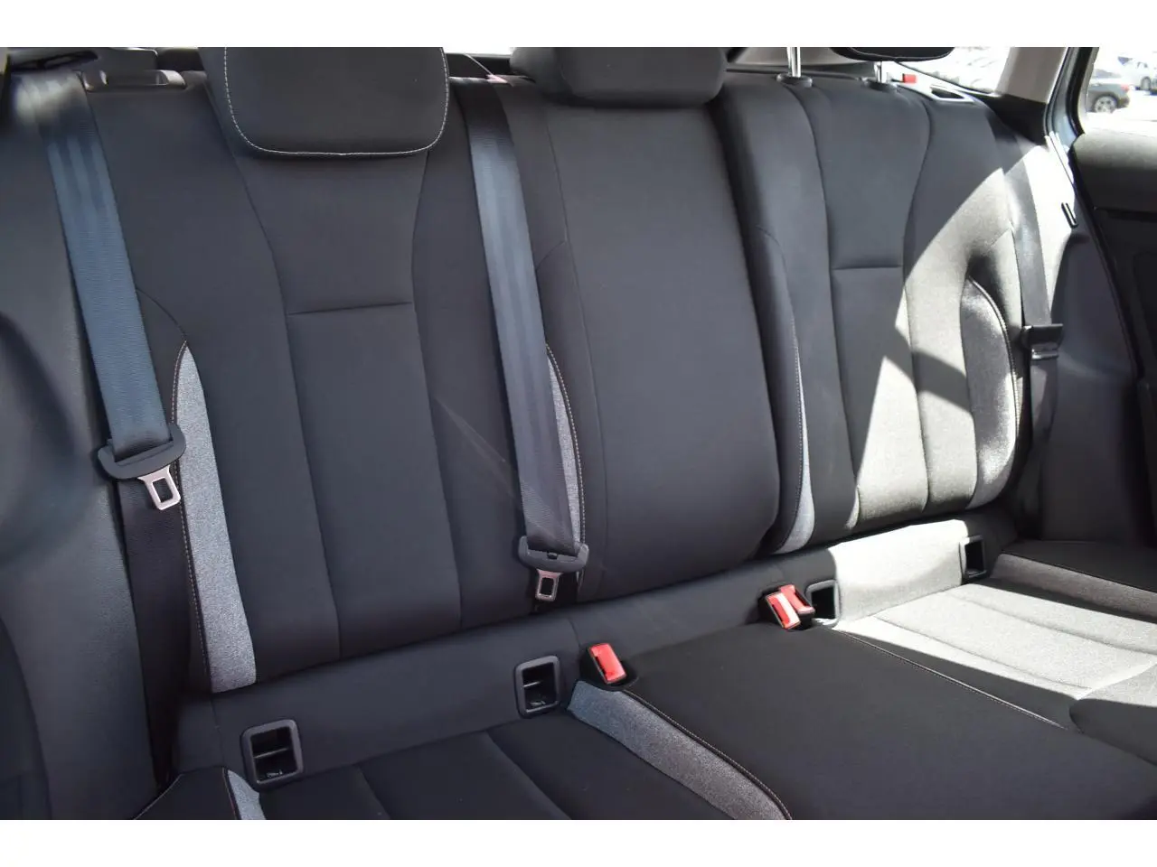 Vue rapprochée des sièges arrière en tissu noir et gris dans la Skoda Scala 2025 finition Selection.