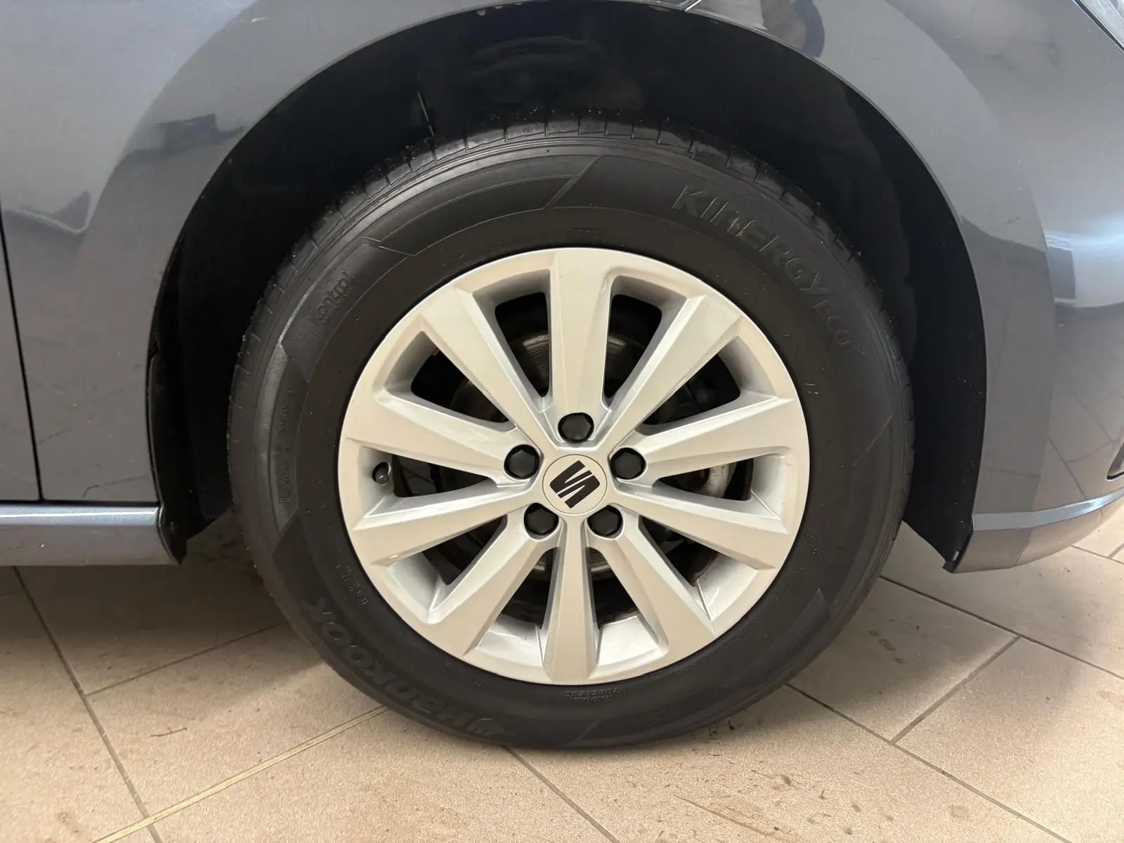 Gros plan sur la roue avant droite d'une SEAT Ibiza gris magnétique 2024 avec jante alliage à dix branches.