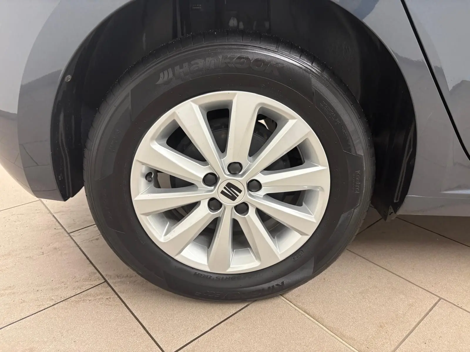 Gros plan sur la roue avant droite d’une SEAT Ibiza 2024 gris magnétique avec jante alliage et pneu Hankook.