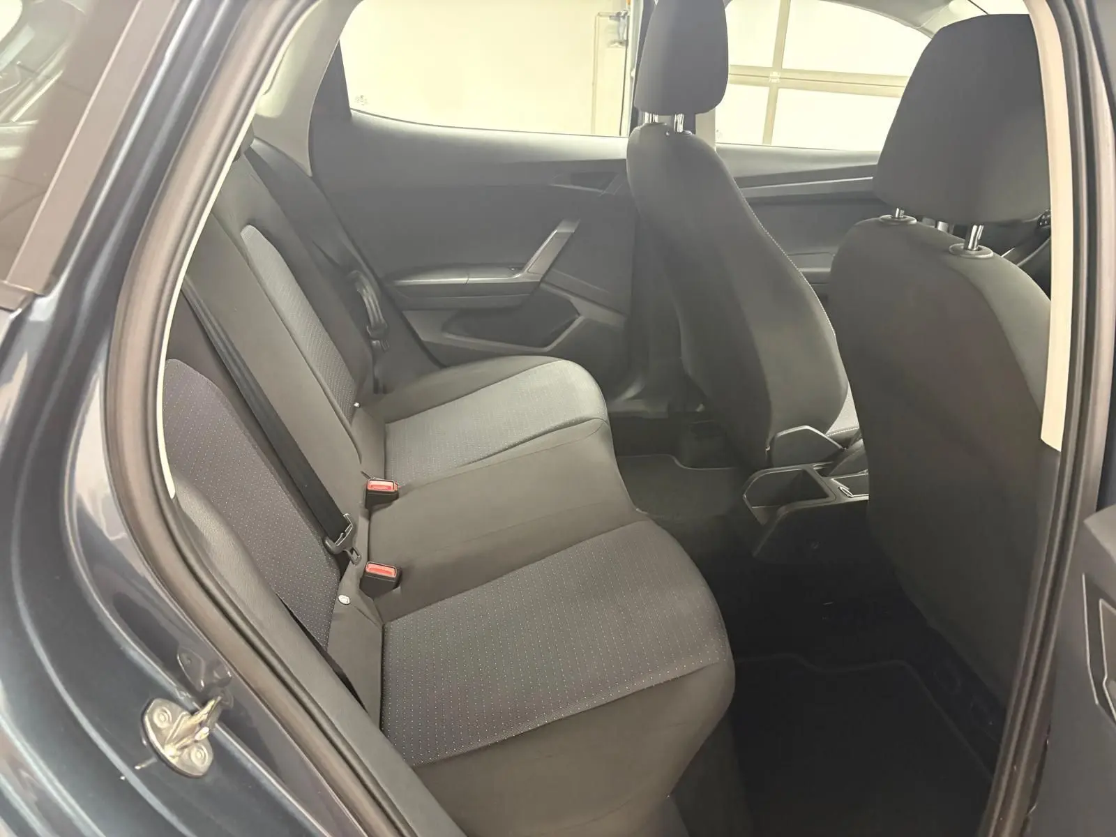 Vue intérieure côté arrière droit montrant les sièges arrière gris foncé de la SEAT Ibiza 2024 finition Style.