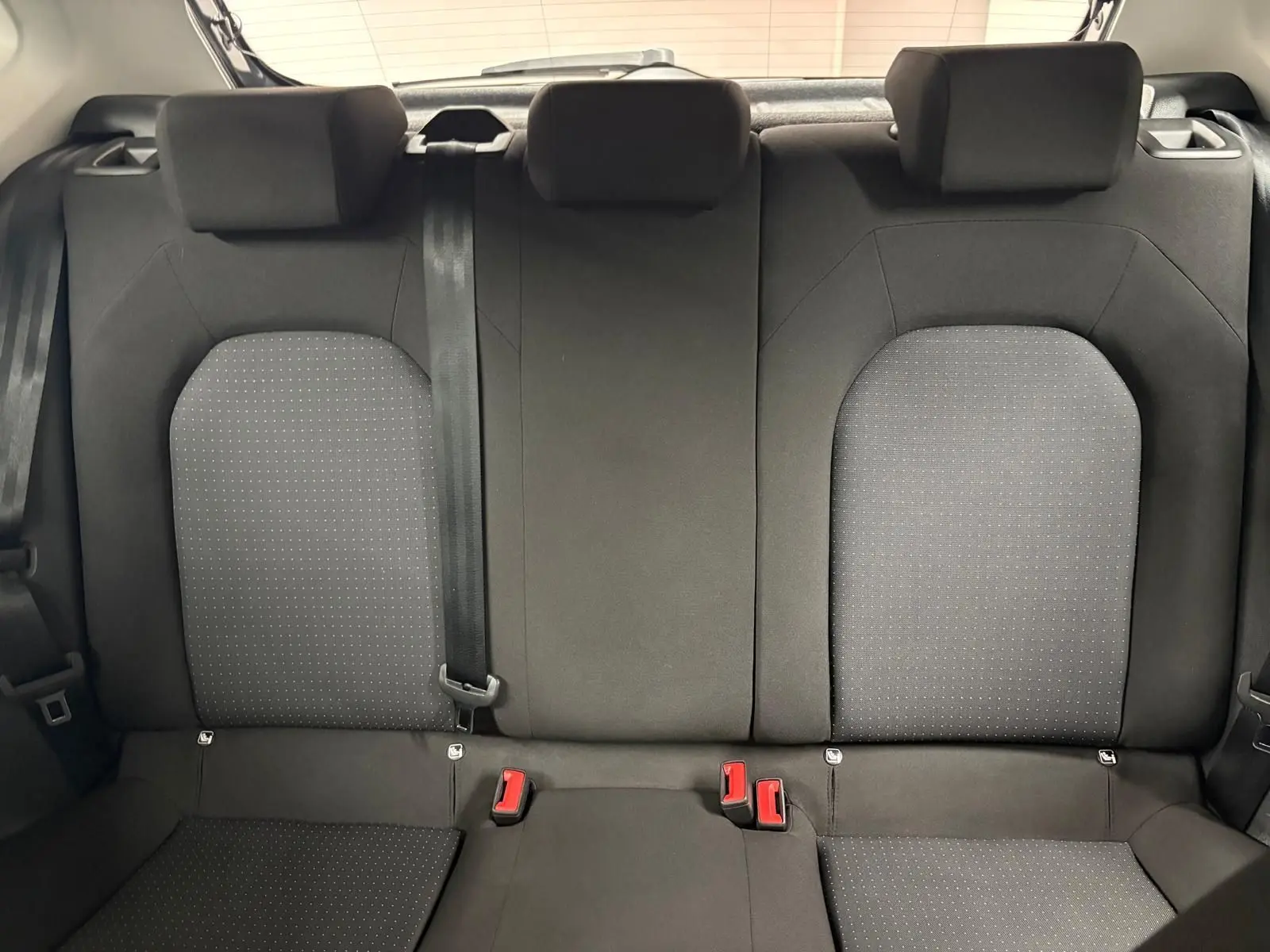 Vue intérieure sur les sièges arrière noirs avec appuie-têtes de la SEAT Ibiza 1.0 TSI 95 STYLE 2024.