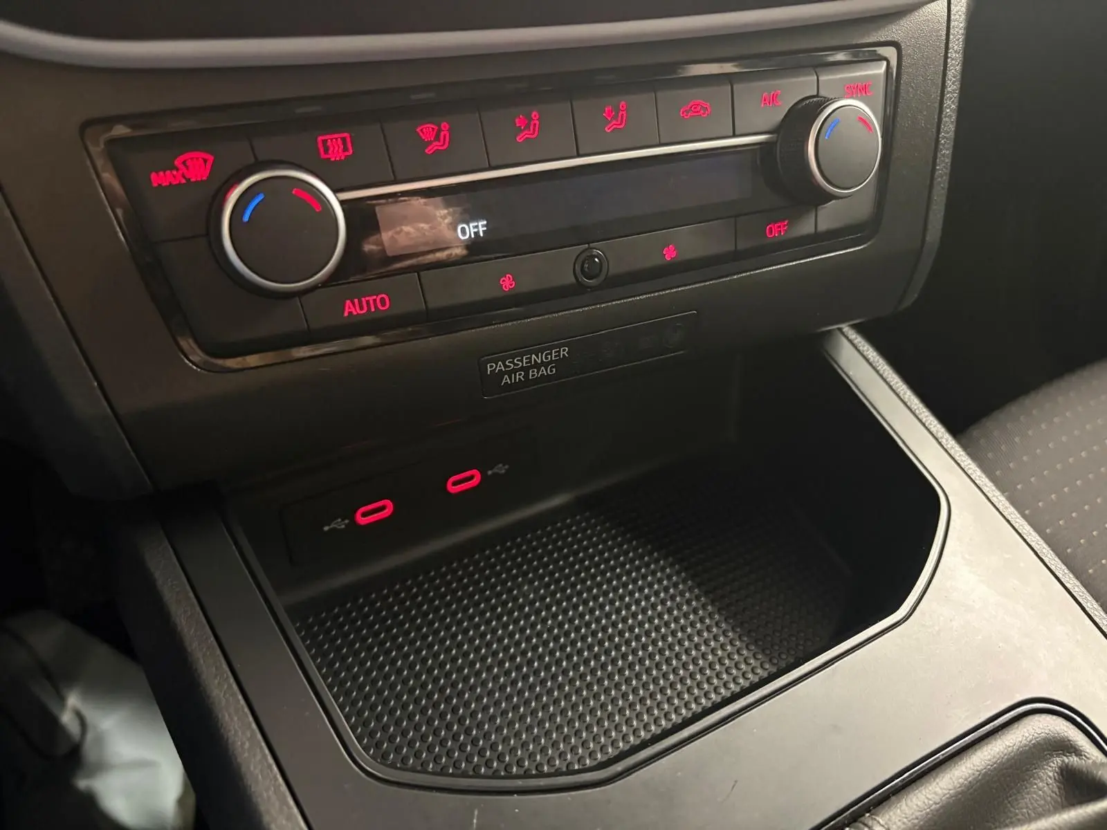 Gros plan sur la console centrale de la SEAT Ibiza 2024 gris magnétique, montrant la climatisation et deux ports USB.