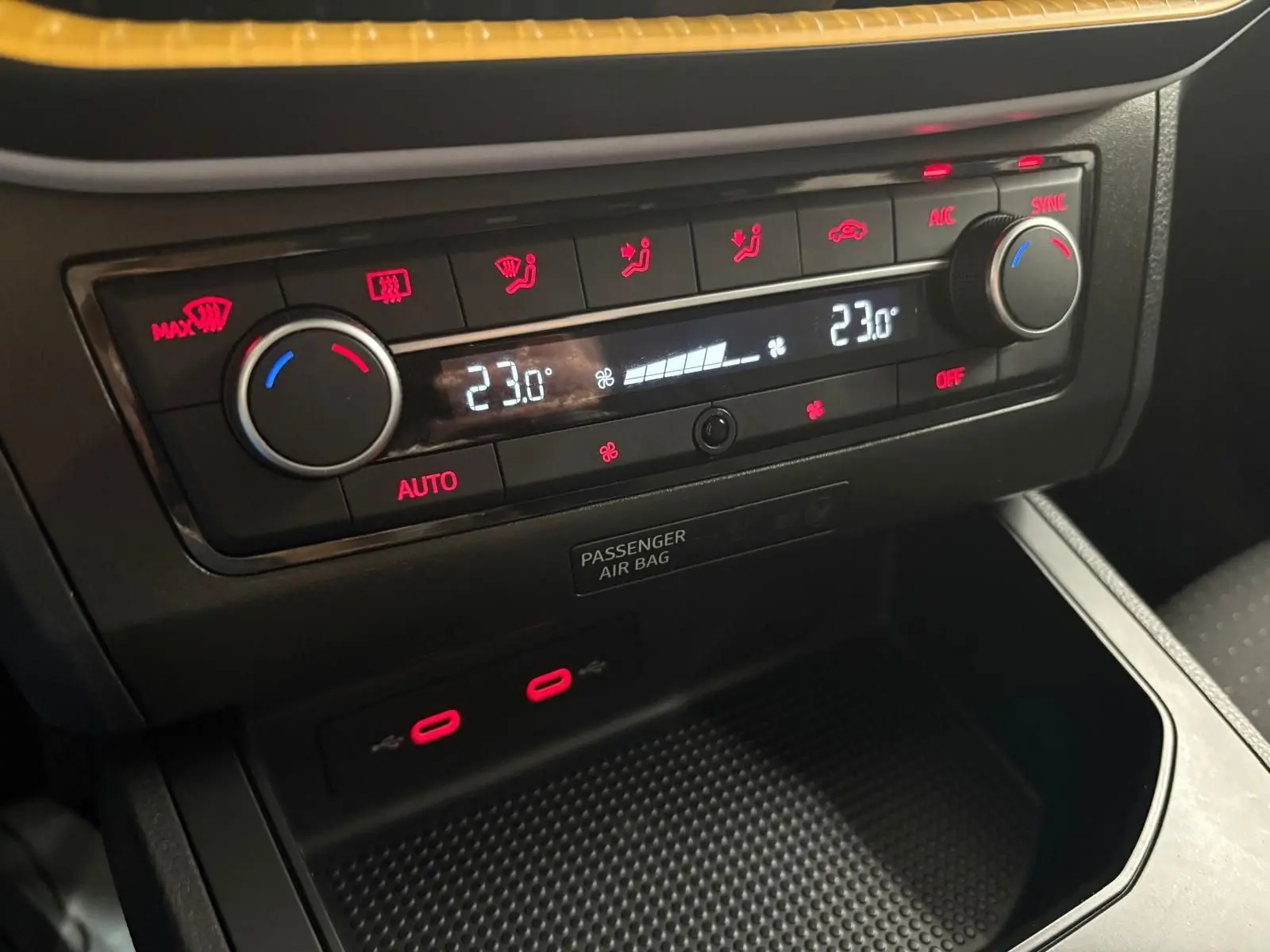 Panneau de climatisation numérique avec réglages à 23°C et ports USB rouges dans une SEAT IBIZA 2024 gris magnétique.