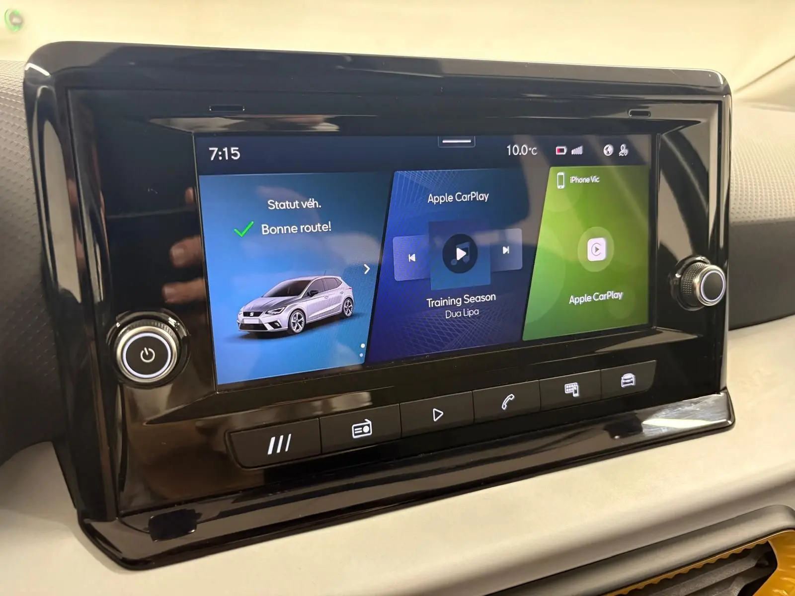 Écran tactile central du tableau de bord de la SEAT IBIZA 2024 gris magnétique, affichant Apple CarPlay.