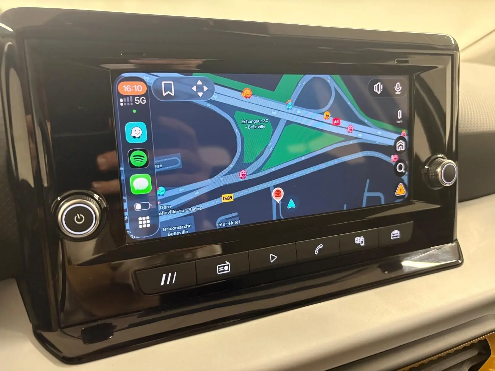 Écran tactile central du tableau de bord de la SEAT Ibiza 2024, affichant une carte de navigation en mode GPS.