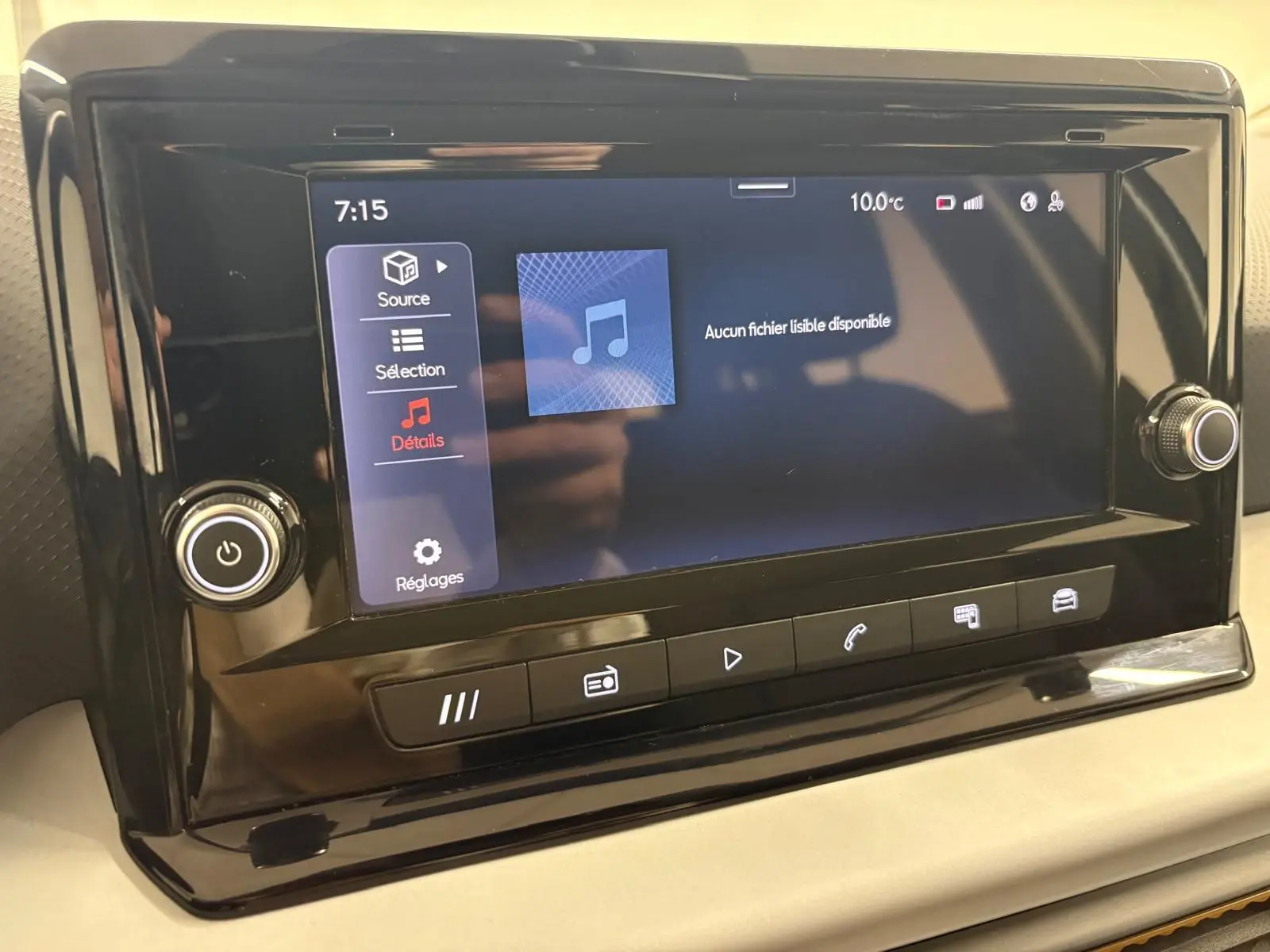 Écran tactile central de la SEAT Ibiza 2024 en gros plan, affichant le menu audio avec fond noir brillant.