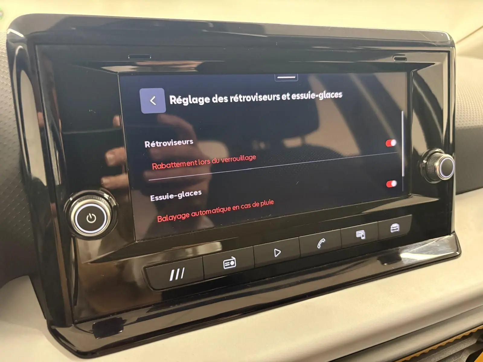 Écran tactile central de la SEAT Ibiza 2024 affichant les réglages des rétroviseurs et essuie-glaces.